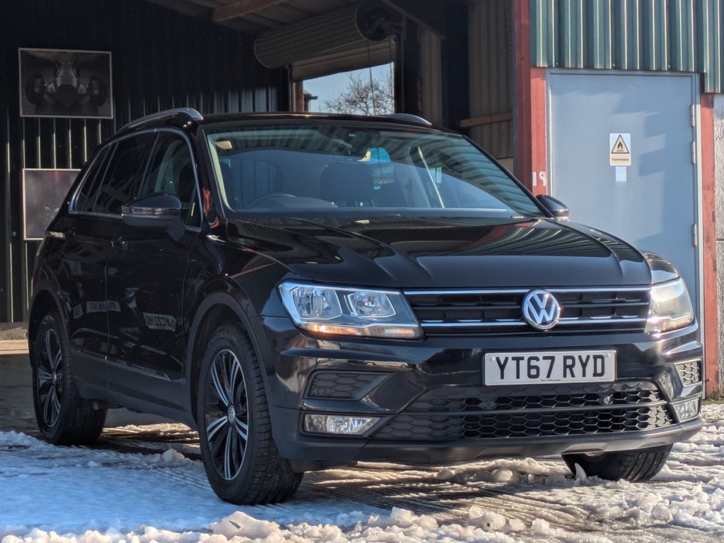 View VOLKSWAGEN TIGUAN 2.0 TDI SE Navigation. 2 OWNERS. CARPLAY. SAT NAV. HEATED SEATS. PARKING SENSORS. 6 SERVICES.
