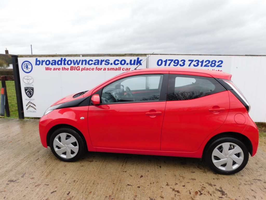 View TOYOTA AYGO 1.0 VVT-i x-play