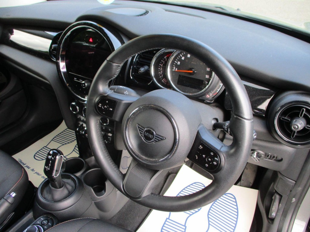 MINI HATCHBACK
