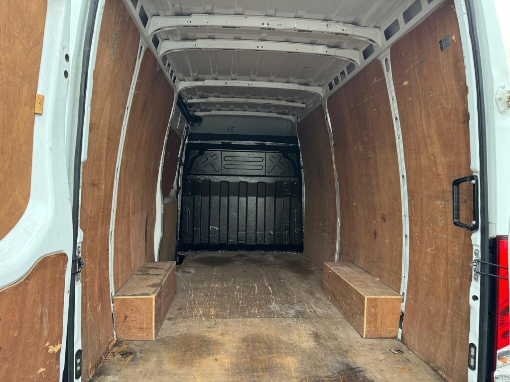 IVECO DAILY  35S14V MWB Van. Euro 6. Tows 3.5T 2019