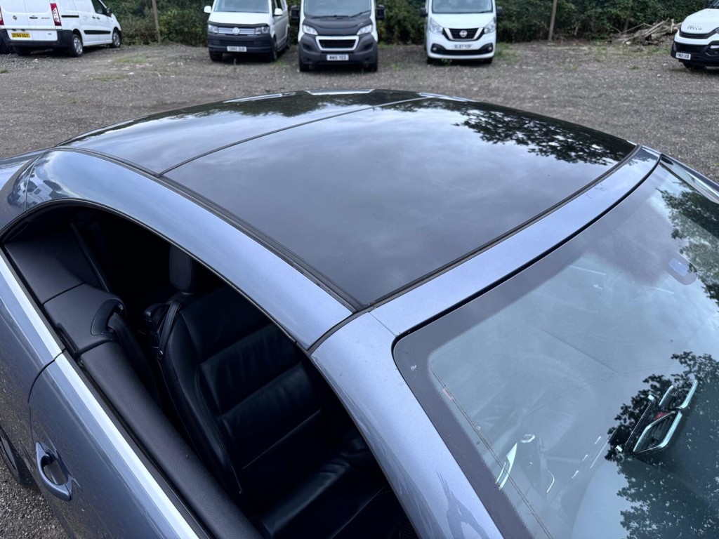 VOLKSWAGEN EOS 2.0 TSI Sport Convertible. Panoramic Roof. Leather. 6SP. Heated Seats. 2009