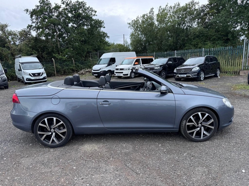 VOLKSWAGEN EOS 2.0 TSI Sport Convertible. Panoramic Roof. Leather. 6SP. Heated Seats. 2009