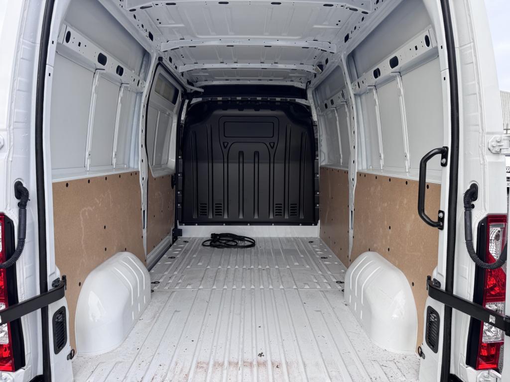 RENAULT MASTER 35 ZE MWB Van. Electric van. Only 740 Miles. AC. Bluetooth 2024