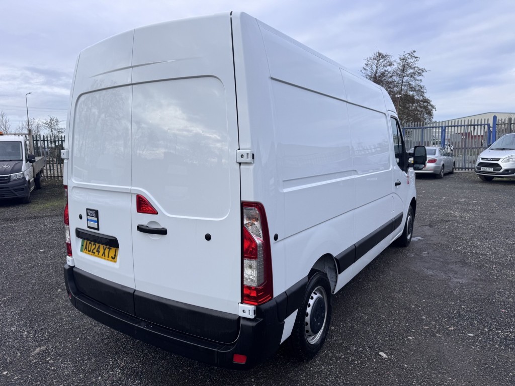 RENAULT MASTER 35 ZE MWB Van. Electric van. Only 740 Miles. AC. Bluetooth 2024