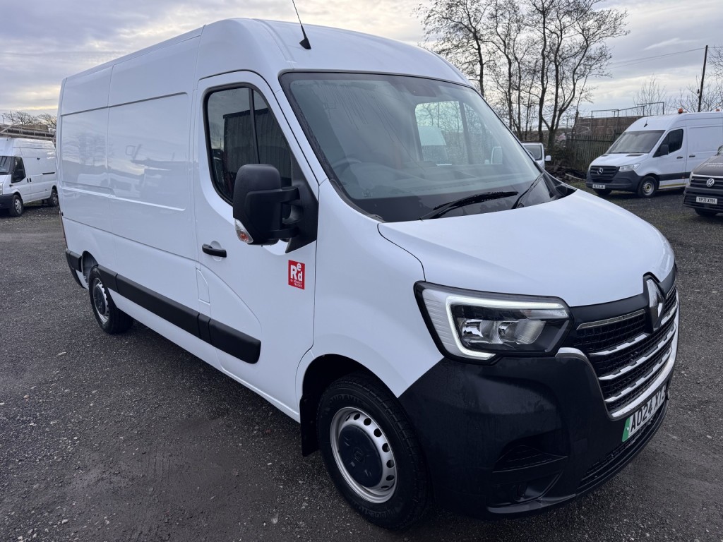 RENAULT MASTER 35 ZE MWB Van. Electric van. Only 740 Miles. AC. Bluetooth 2024