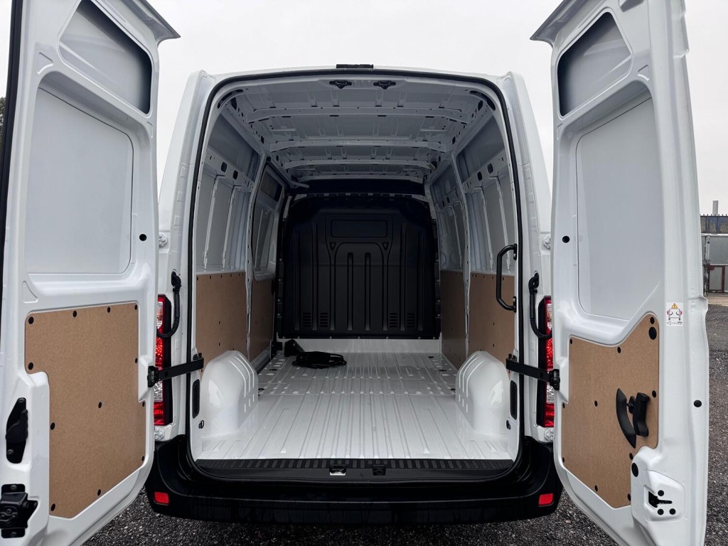 RENAULT MASTER 35 ZE MWB Van. Del Miles. £31000 SAVING OFF NEW!! 2024