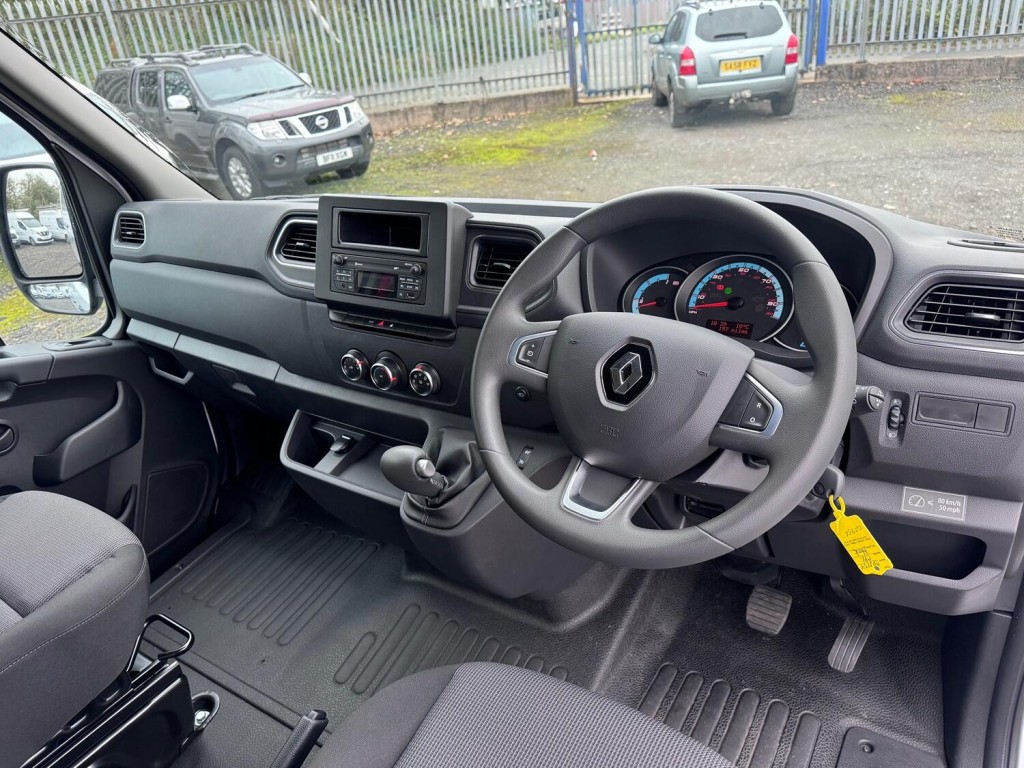 RENAULT MASTER 35 ZE MWB Van. Del Miles. £31000 SAVING OFF NEW!! 2024