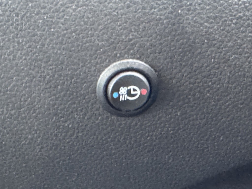 RENAULT MASTER 35 ZE MWB Van. Electric van. Only 740 Miles. AC. Bluetooth 2024