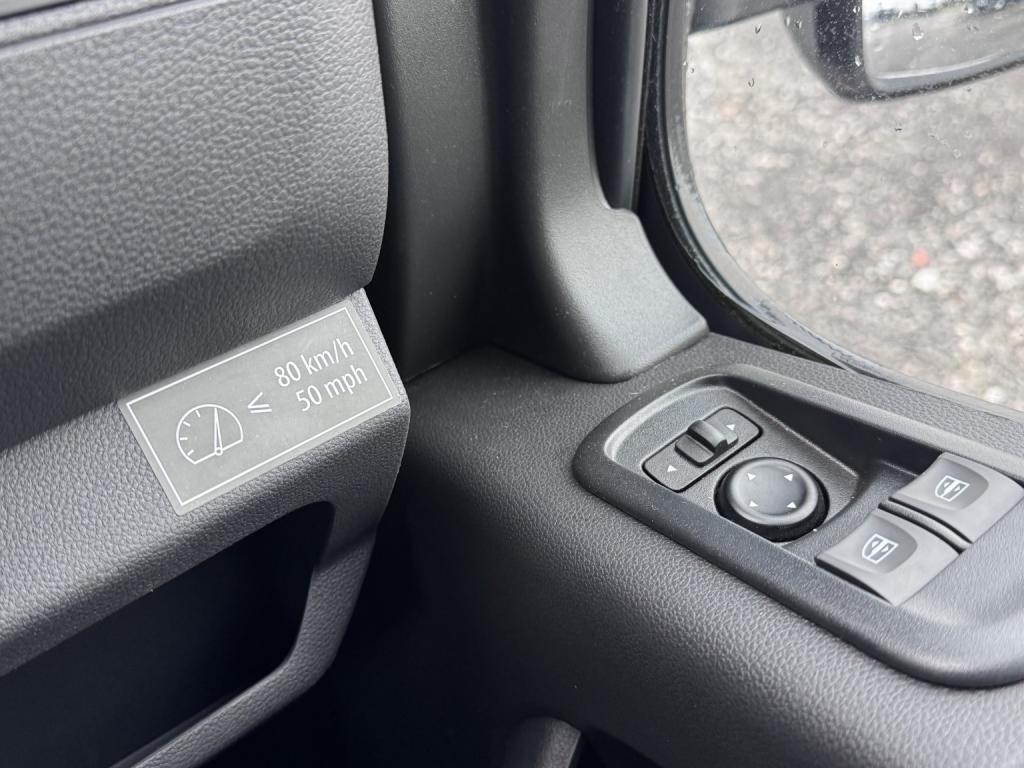 RENAULT MASTER 35 ZE MWB Van. Electric van. Only 740 Miles. AC. Bluetooth 2024