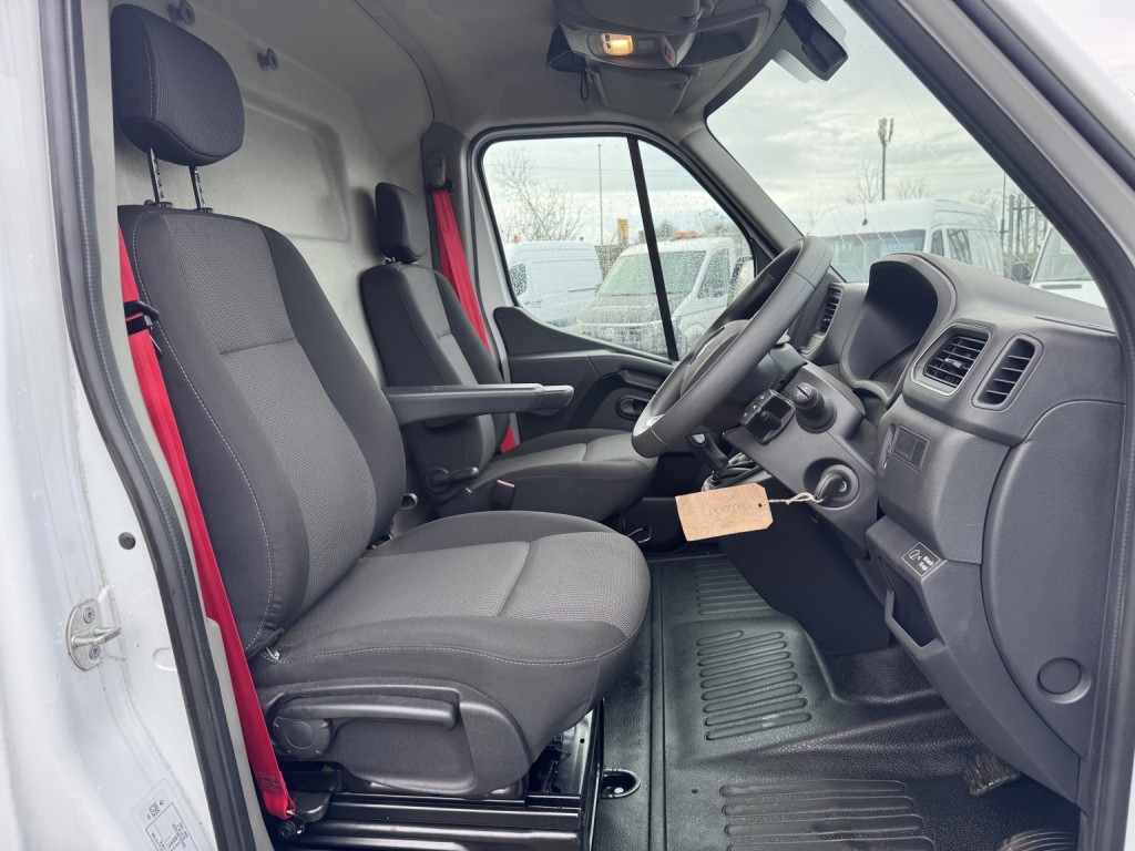 RENAULT MASTER 35 ZE MWB Van. Electric van. Only 740 Miles. AC. Bluetooth 2024