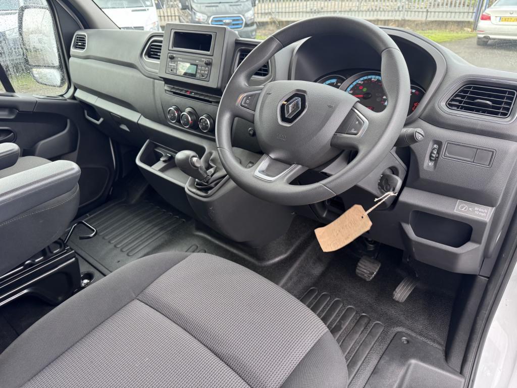 RENAULT MASTER 35 ZE MWB Van. Electric van. Only 740 Miles. AC. Bluetooth 2024