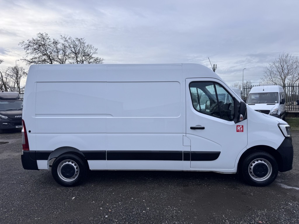 RENAULT MASTER 35 ZE MWB Van. Electric van. Only 740 Miles. AC. Bluetooth 2024