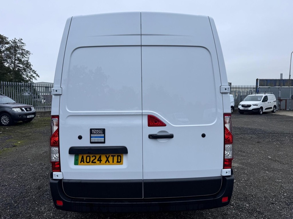 RENAULT MASTER 35 ZE MWB Van. Del Miles. £31000 SAVING OFF NEW!! 2024