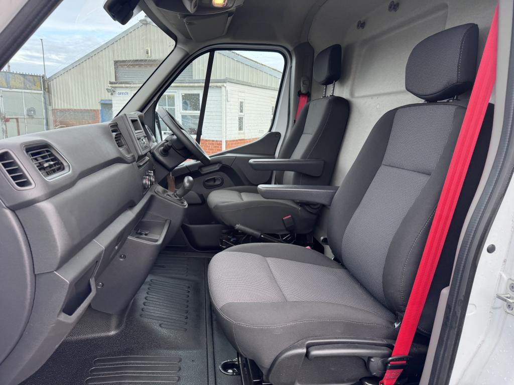 RENAULT MASTER 35 ZE MWB Van. Electric van. Only 740 Miles. AC. Bluetooth 2024