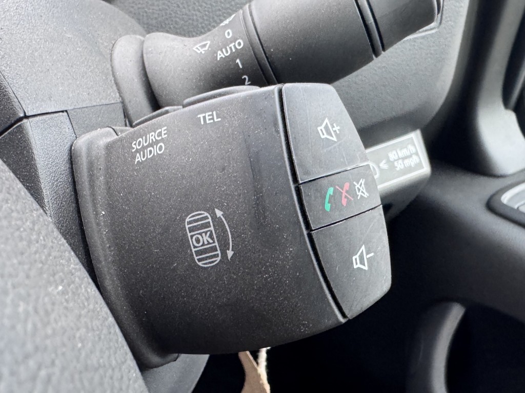 RENAULT MASTER 35 ZE MWB Van. Electric van. Only 740 Miles. AC. Bluetooth 2024