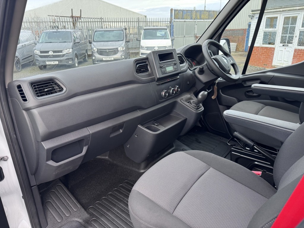 RENAULT MASTER 35 ZE MWB Van. Electric van. Only 740 Miles. AC. Bluetooth 2024