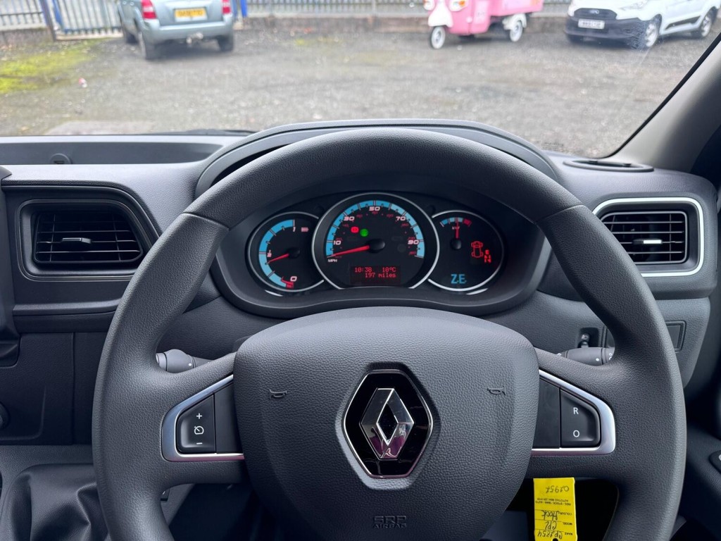 RENAULT MASTER 35 ZE MWB Van. Del Miles. £31000 SAVING OFF NEW!! 2024
