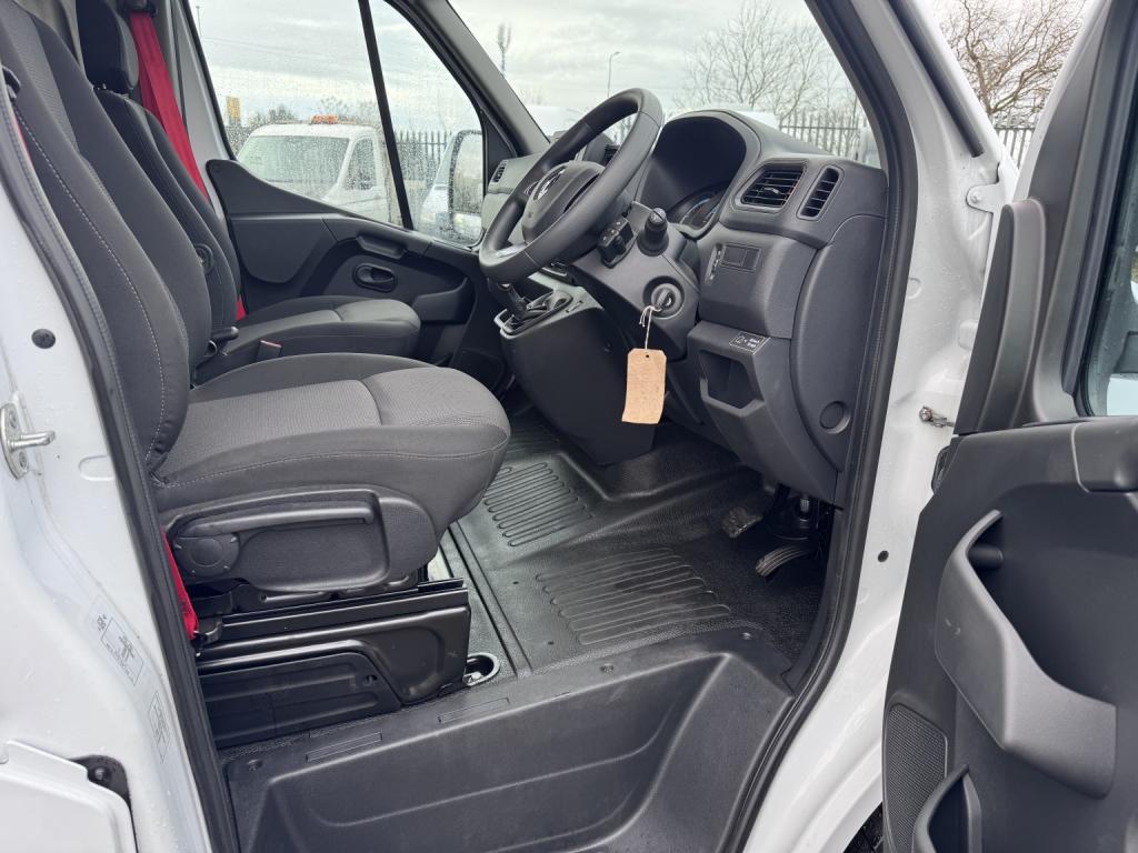 RENAULT MASTER 35 ZE MWB Van. Electric van. Only 740 Miles. AC. Bluetooth 2024