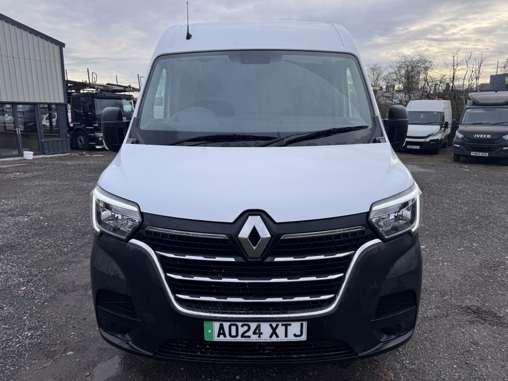 RENAULT MASTER 35 ZE MWB Van. Electric van. Only 740 Miles. AC. Bluetooth 2024