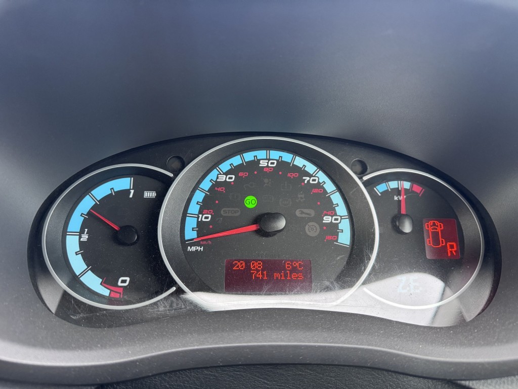 RENAULT MASTER 35 ZE MWB Van. Electric van. Only 740 Miles. AC. Bluetooth 2024