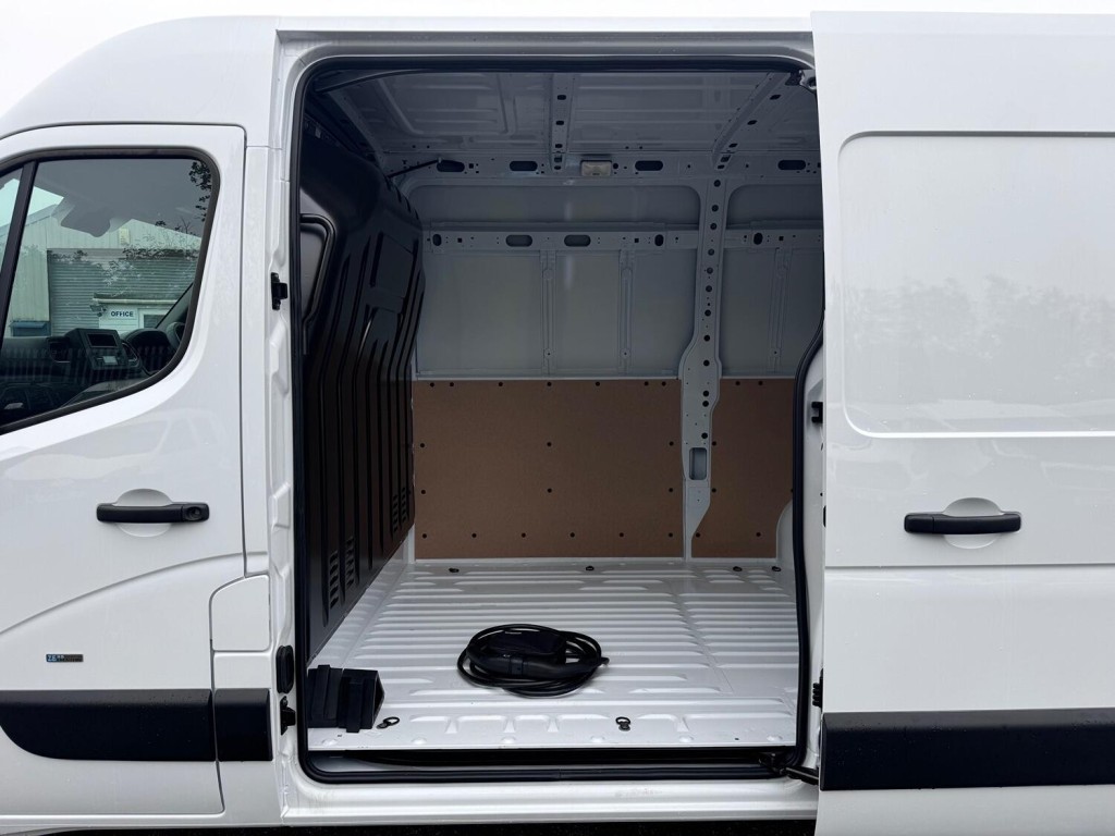 RENAULT MASTER 35 ZE MWB Van. Del Miles. £31000 SAVING OFF NEW!! 2024