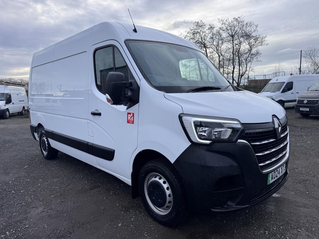 RENAULT MASTER 35 ZE MWB Van. Electric van. Only 740 Miles. AC. Bluetooth 2024