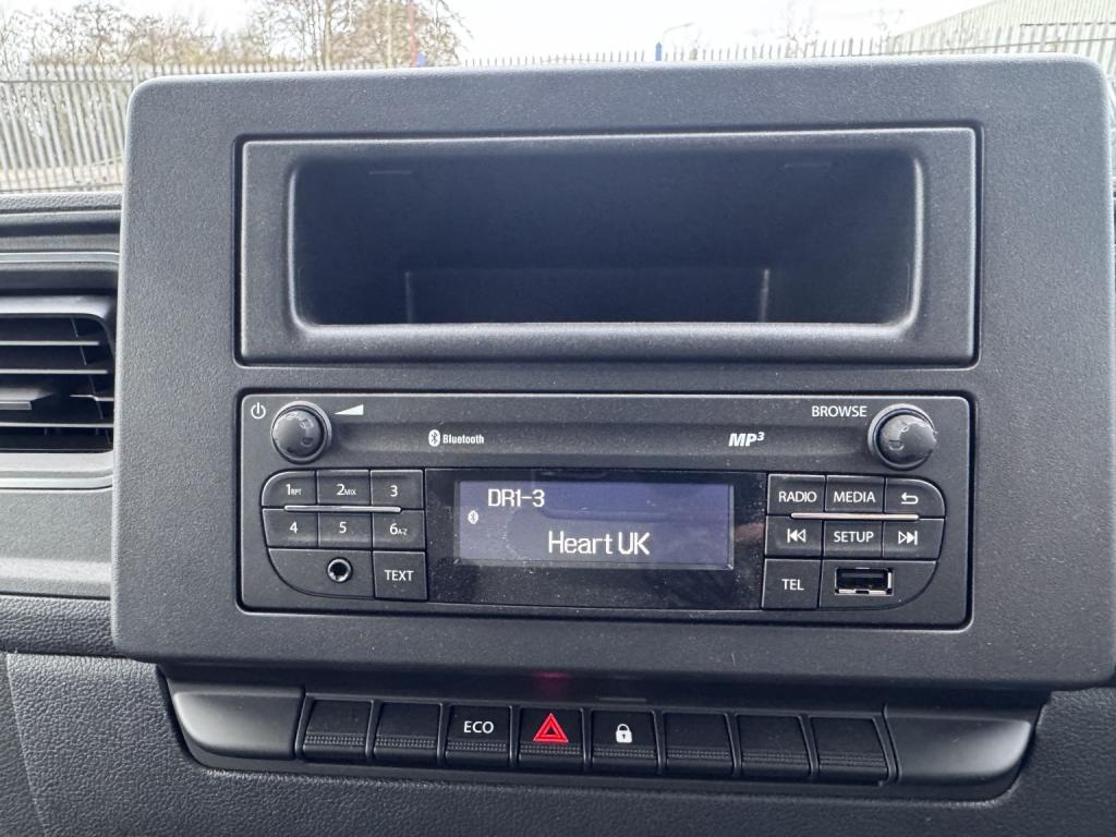 RENAULT MASTER 35 ZE MWB Van. Electric van. Only 740 Miles. AC. Bluetooth 2024