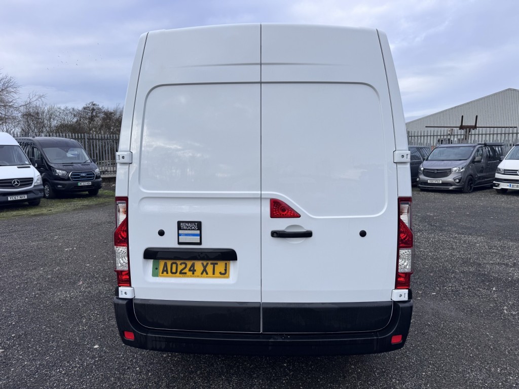 RENAULT MASTER 35 ZE MWB Van. Electric van. Only 740 Miles. AC. Bluetooth 2024