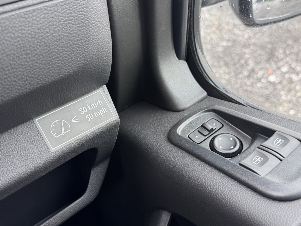 RENAULT MASTER 35 ZE MWB Van. Electric van. Only 740 Miles. AC. Bluetooth 2024