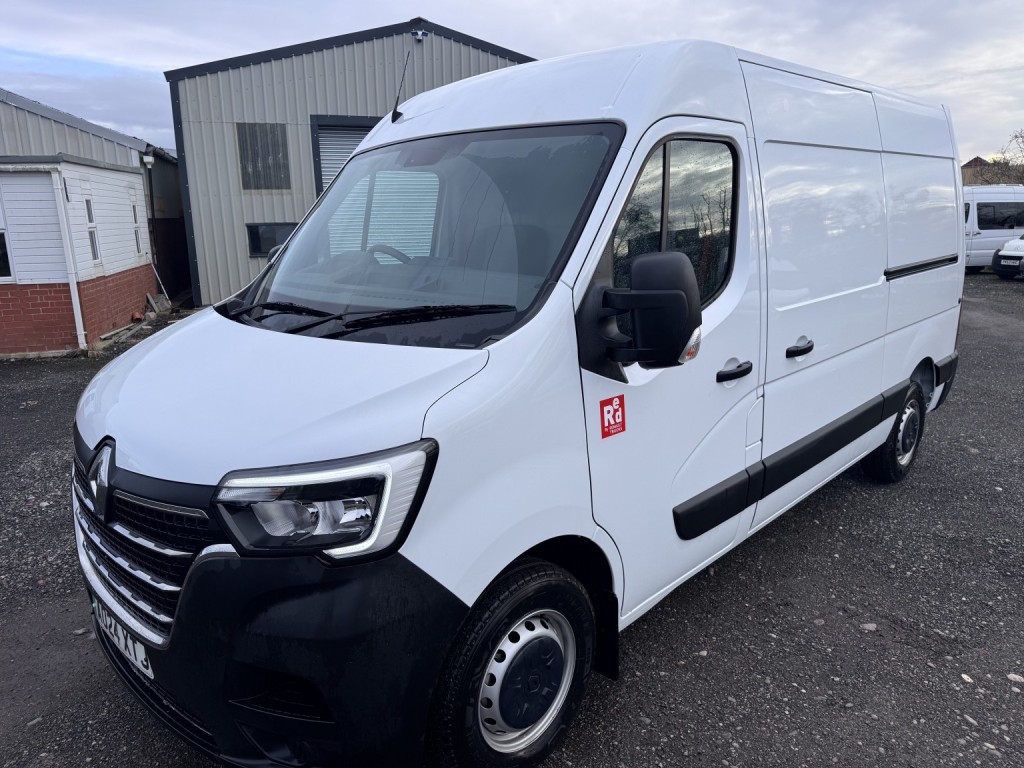 RENAULT MASTER 35 ZE MWB Van. Electric van. Only 740 Miles. AC. Bluetooth 2024