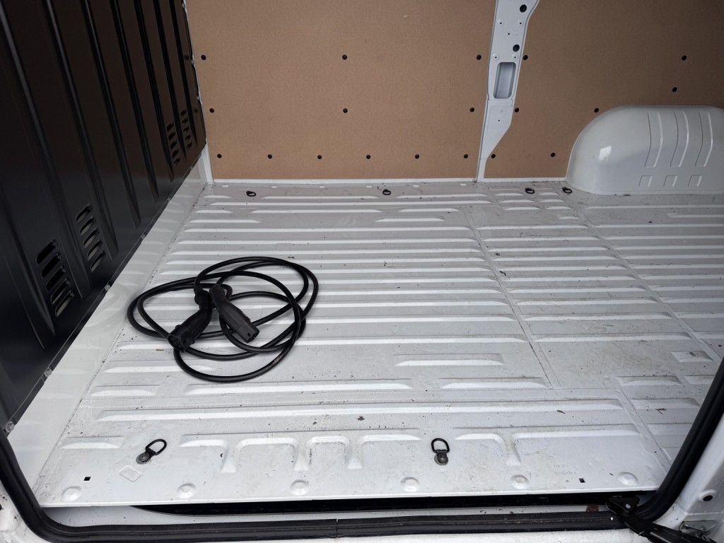 RENAULT MASTER 35 ZE MWB Van. Electric van. Only 740 Miles. AC. Bluetooth 2024