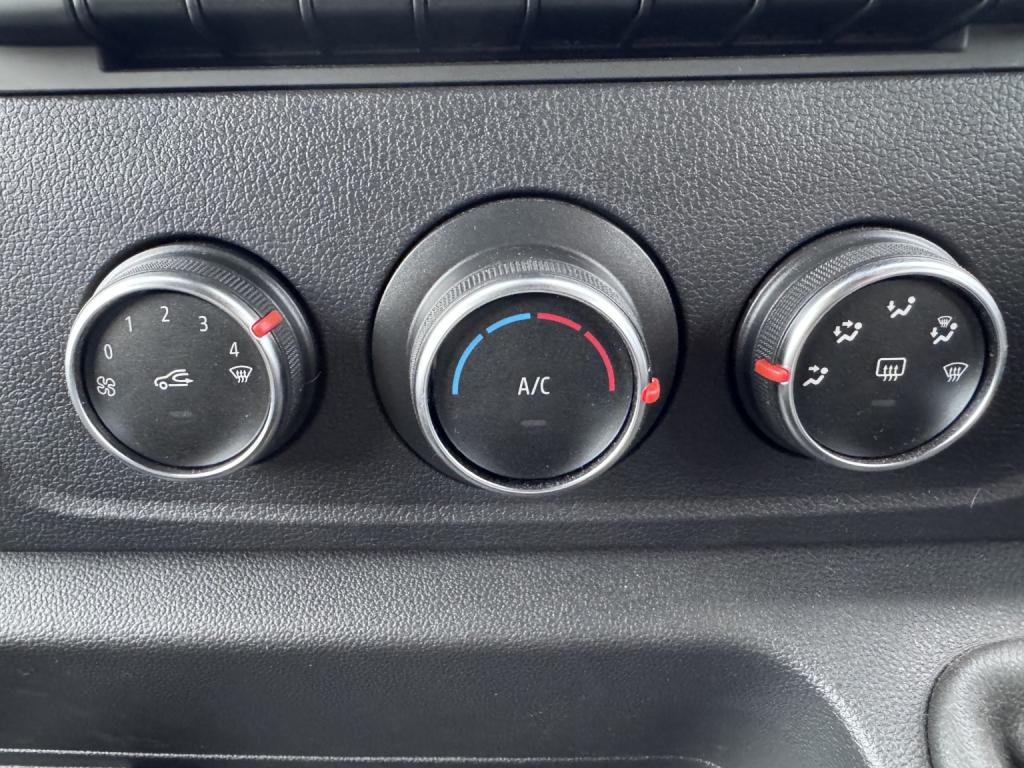 RENAULT MASTER 35 ZE MWB Van. Electric van. Only 740 Miles. AC. Bluetooth 2024