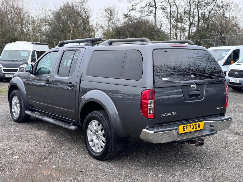 NISSAN NAVARA 3.0 dCi V6 Outlaw Auto. Leather. NAV. Bose. Rear Cam. Heated Seats. 2011