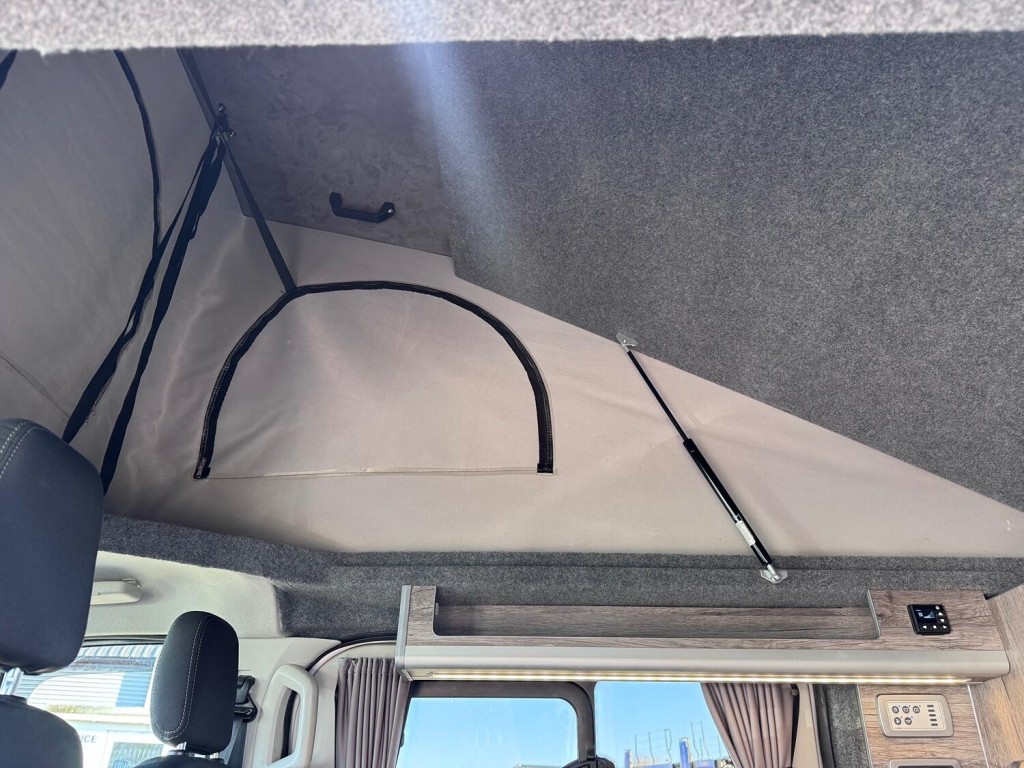 FORD TRANSIT CUSTOM Limited. Pop Top 4 Berth Campervan. Appleplay. Rib Bed. Heated Seats. AC. Diesel Heater ETC 2018