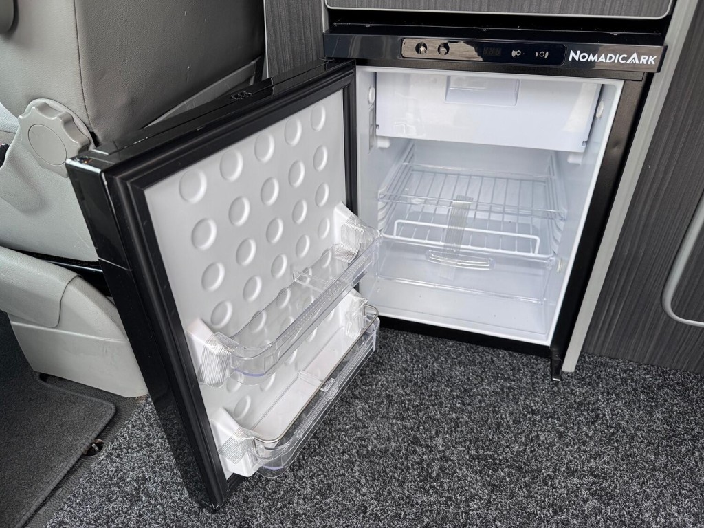 VOLKSWAGEN T5 T28 102 TDI CAMPERVAN R&R Bed. Diesel Heater. Dometic Sink & Hob. LG Fridge.  2012