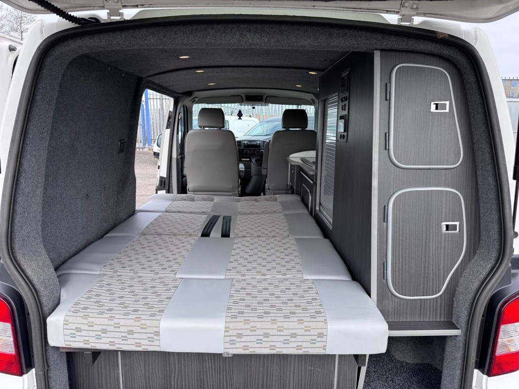 VOLKSWAGEN T5 T28 102 TDI CAMPERVAN R&R Bed. Diesel Heater. Dometic Sink & Hob. LG Fridge.  2012