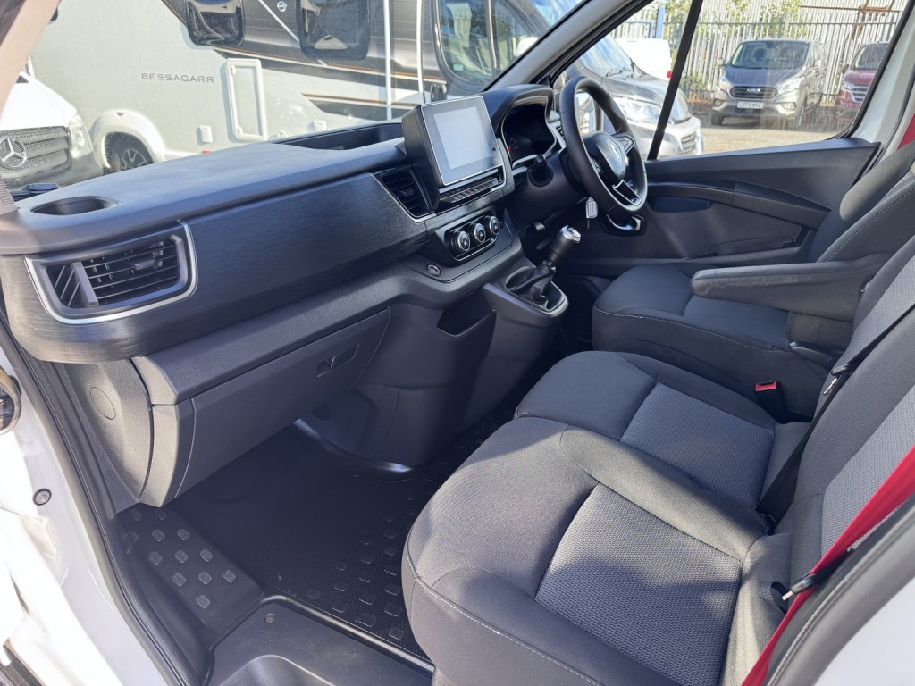 RENAULT TRAFIC LL30 LWB Advance Van. Aircon. Appleplay. Rear Cam. NAV. 2023