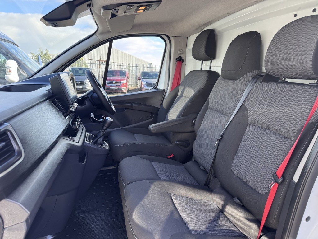 RENAULT TRAFIC LL30 LWB Advance Van. Aircon. Appleplay. Rear Cam. NAV. 2023