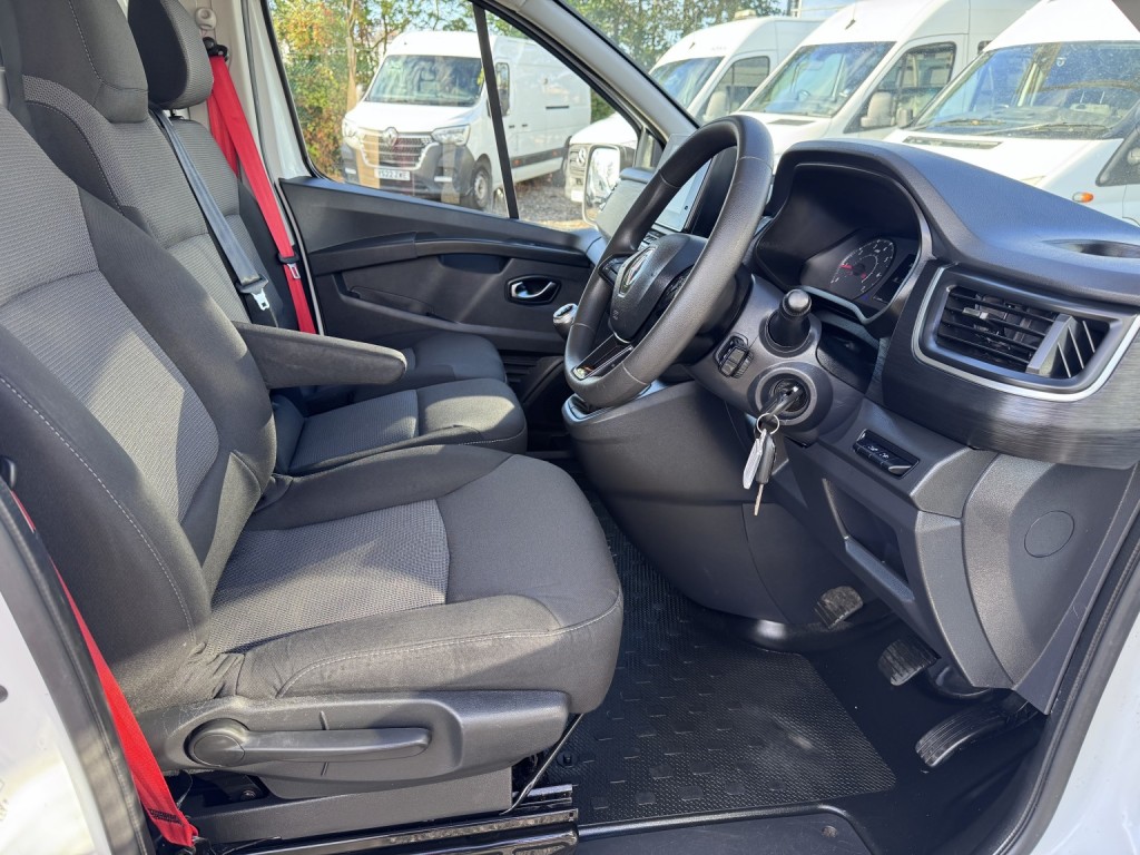 RENAULT TRAFIC LL30 LWB Advance Van. Aircon. Appleplay. Rear Cam. NAV. 2023