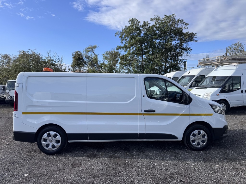RENAULT TRAFIC LL30 LWB Advance Van. Aircon. Appleplay. Rear Cam. NAV. 2023