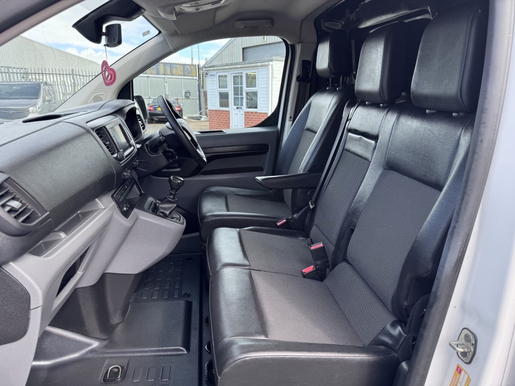 PEUGEOT EXPERT 2.0 BlueHDi 1400 Professional.  Appleplay. Aircon, Cruise. 6SP 2019