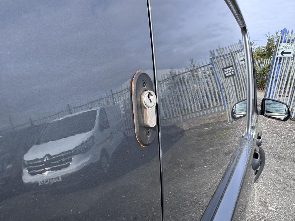 MERCEDES-BENZ EVITO 116 e 66kWh Premium LWB Electric Van. 17996 Miles. Leather. Appleplay. AC 2023