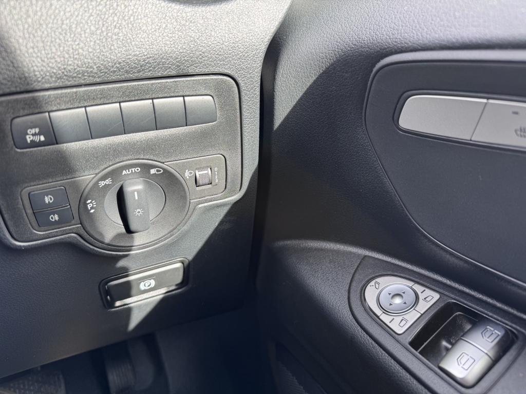 MERCEDES-BENZ EVITO 116 e 66kWh Premium LWB Electric Van. 17996 Miles. Leather. Appleplay. AC 2023