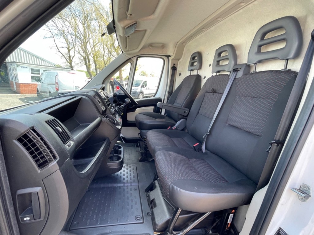 PEUGEOT BOXER BLUE HDI 335 L3H2 PROFESSIONAL Glass Van. 2017