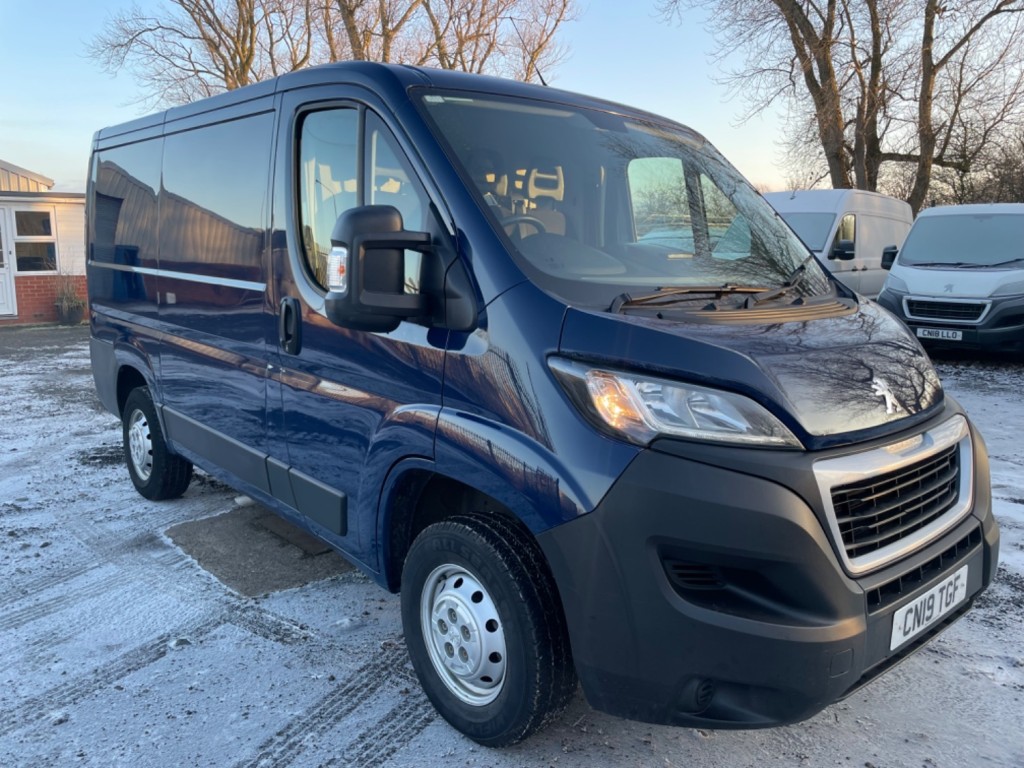 PEUGEOT BOXER BLUE HDI 333 L1H1 PROFESSIONAL AC. NAV. B-tooth. 2019