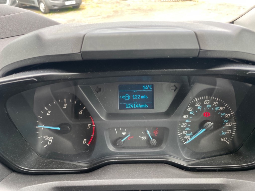 FORD TRANSIT CUSTOM Crew Cab. Aircon. DAB. Appleplay Android. 6 Seats. 2015
