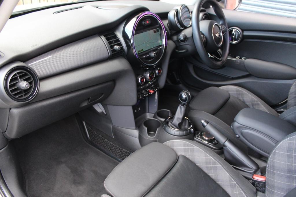 MINI HATCHBACK
