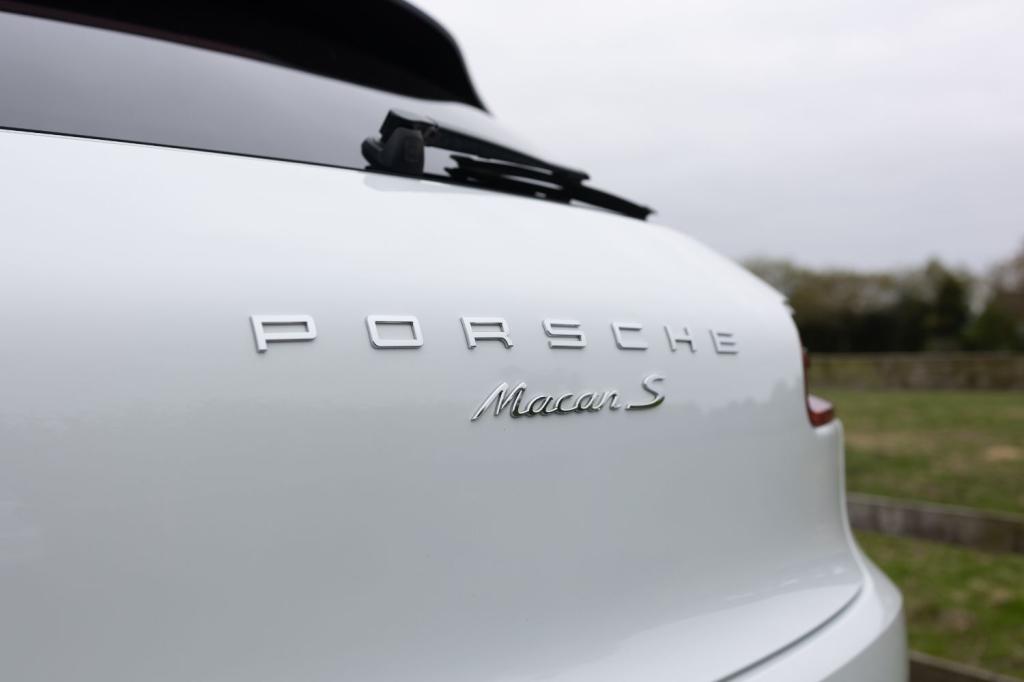 PORSCHE MACAN