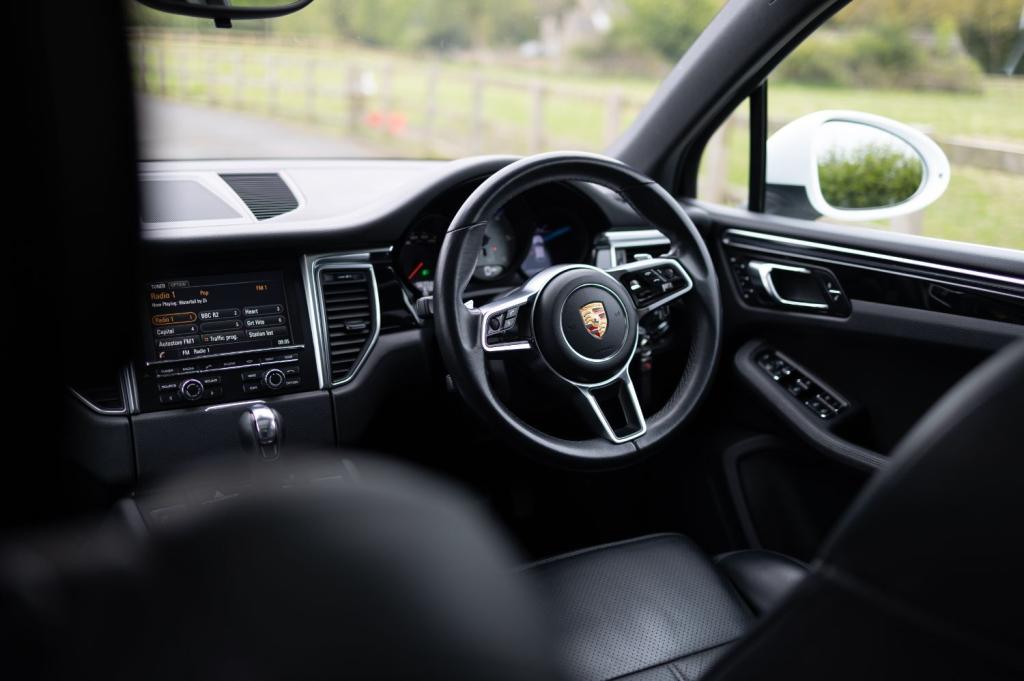 PORSCHE MACAN