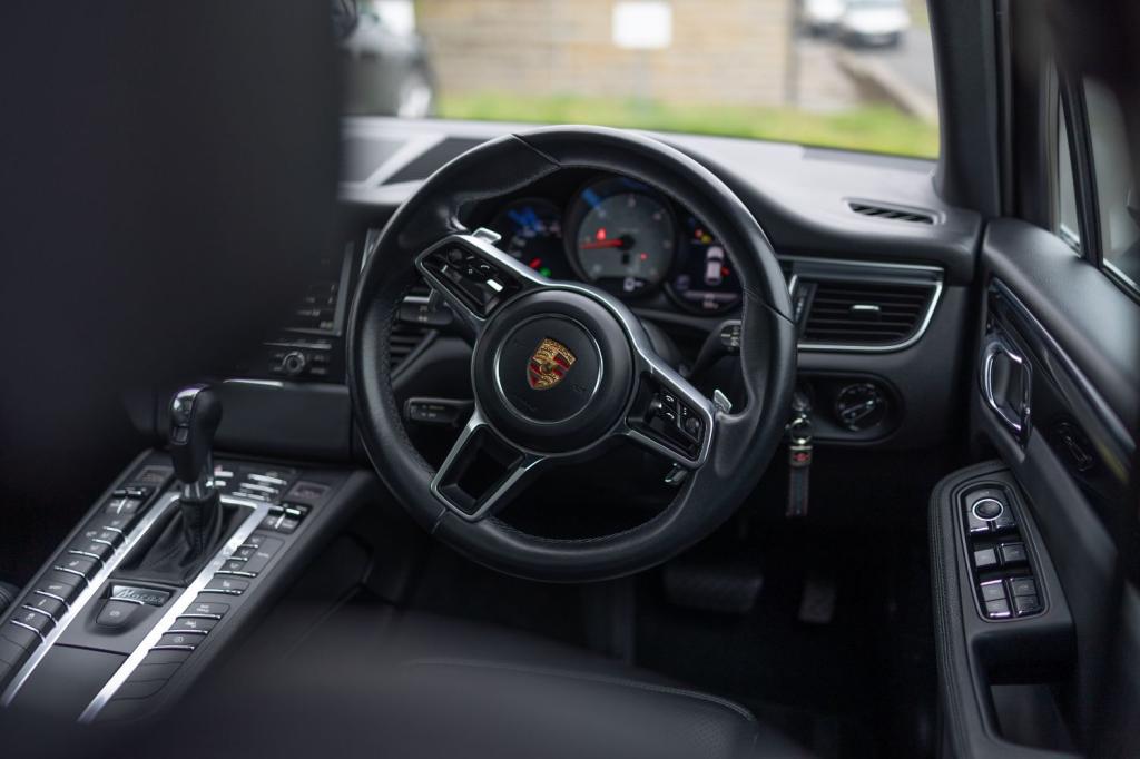 PORSCHE MACAN